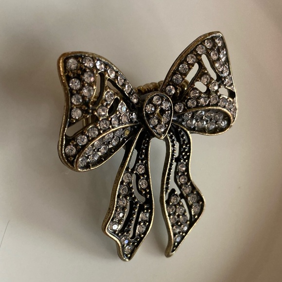 Large Bow Ring with Rhinestones - Picture 3 of 6